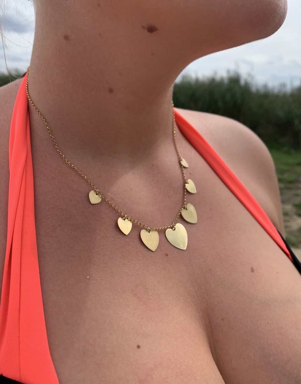 Naszyjnik srebrny celebrytka wiszące serca 925 Dall'Acqua. Naszyjnik z gładkimi zawieszkami w kształcie serc o różnych wielkościach i w nowoczesny sposób rozłożone na celebrytce.11.jpg